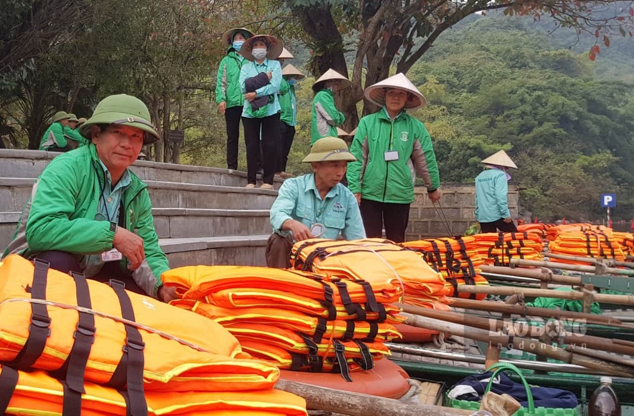 Hiện nay, tại Khu du lịch sinh thái Tràng An đang tạo việc làm cho hàng nghìn lao động, trong đó có khoảng trên 2.000 lái đò phục vụ khách du lịch. Ảnh: Nguyễn Trường