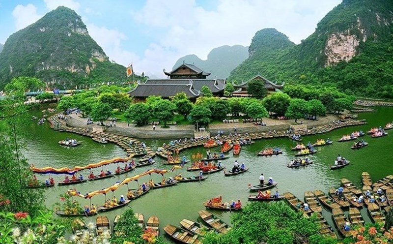 Di sản Quần thể danh thắng Tràng An (Ninh Bình) mỗi năm đón hàng triệu lượt du khách trong nước và quốc tế tới tham quan. Ảnh: Trường Huy