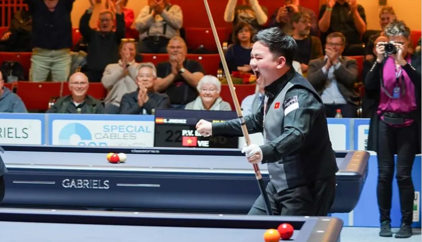 Bao Phương Vinh hét lên vui mừng khi thắng điểm quyết định giúp billiards Việt Nam vô địch carom 3 băng đồng đội thế giới. Ảnh: Ton Smile