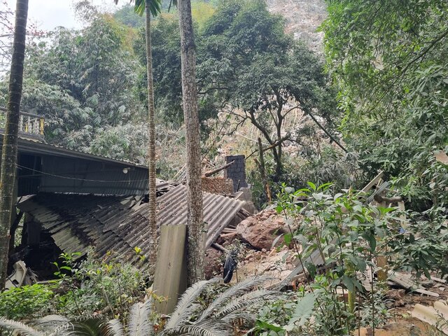 Dư chấn của trận động đất đã gây sạt lở và làm sập căn bếp của người dân ở huyện Lương Sơn, tỉnh Hòa Bình. Ảnh: Minh Nguyễn