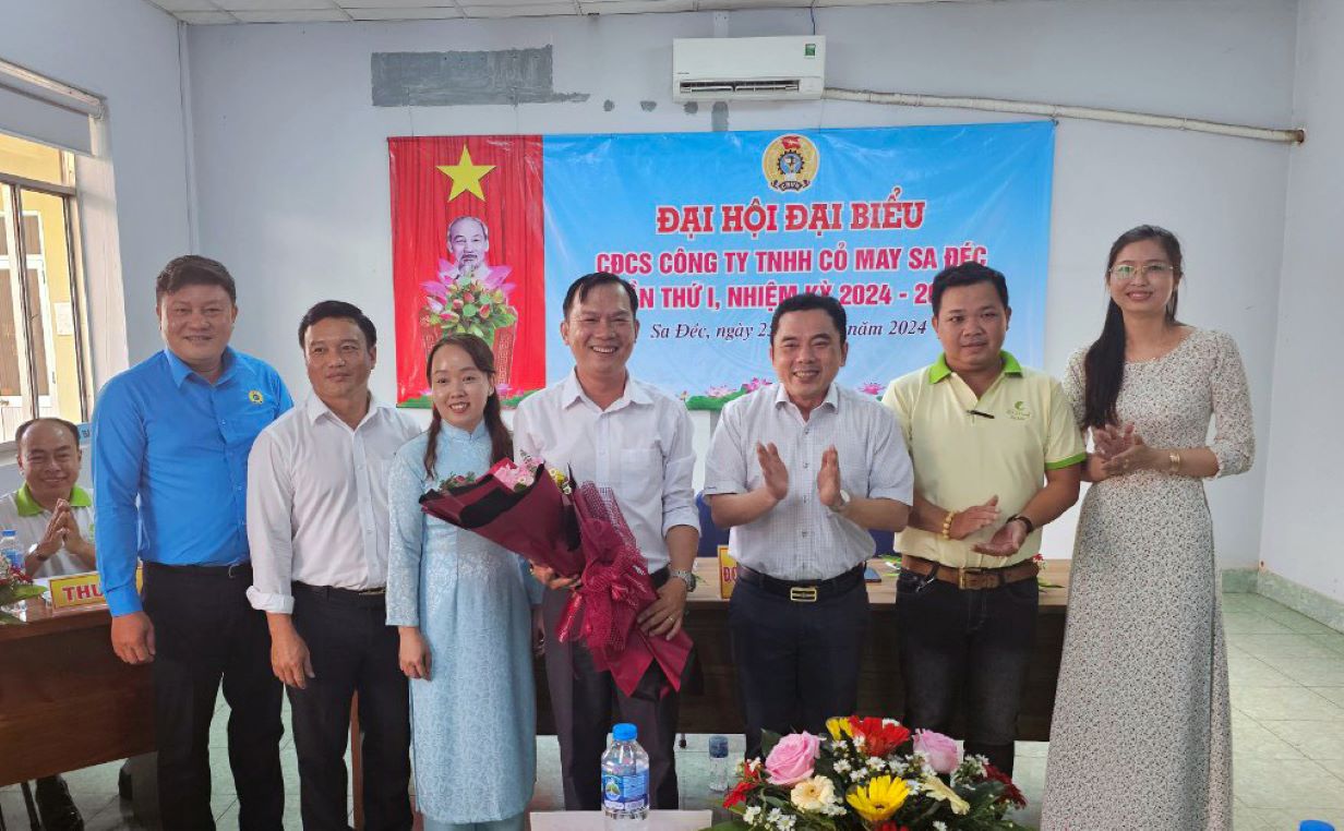 Ông Bùi Minh Hiếu (thứ 4 từ trái sang) tái đắc cử Chủ tịch CĐCS Công ty TNHH Cỏ May Sa Đéc. Ảnh: Thanh Nhàn