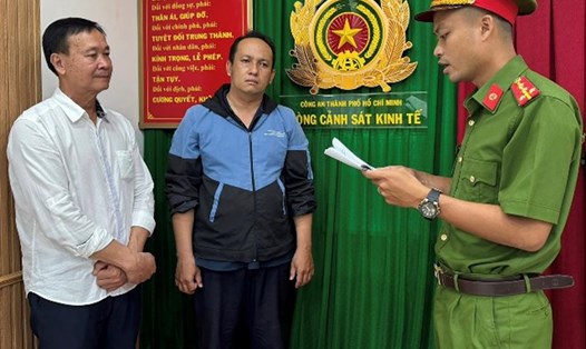 Các đối tượng Hồ Việt Tân và Bùi Huỳnh Bá Phước - cùng là công chức Hải quan bị bắt giữ về hành vi "Nhận hối lộ". Ảnh: Cổng TTĐT Bộ Công an
