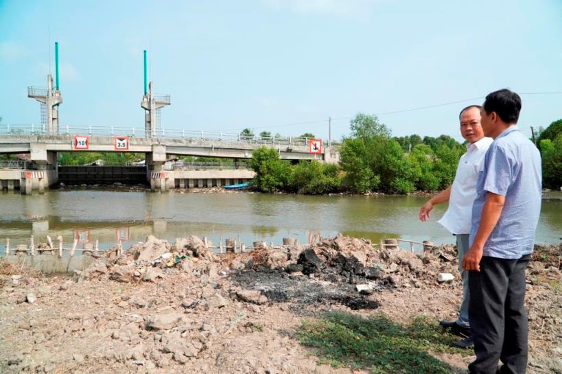 Ông Thái Văn Toàn - Phó Chủ tịch UBND xã Tây Yên (áo trắng) kiểm tra tình hình tại khu vực Cống Kênh thứ nhất. Ảnh: Nguyên Anh