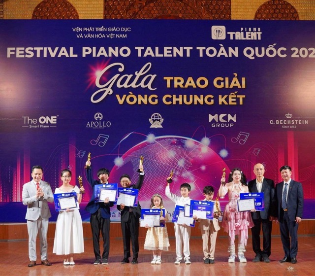 Các quán quân cuộc thi piano mở rộng toàn quốc. Ảnh: Ban tổ chức