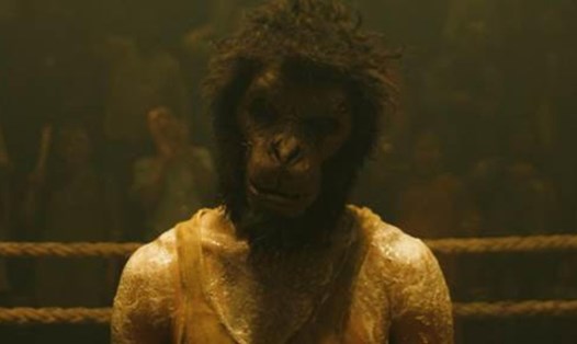 Kid đội mặt nạ khỉ bước lên võ đài trong phim "Monkey man". Ảnh: NSX.