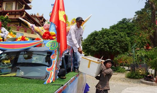Ban tổ chức lễ hội Quán Thế Âm Ngũ Hành Sơn (TP Đà Nẵng) đang cật lực chuẩn bị những khâu cuối cùng của lễ hội. Ảnh: Nguyễn Linh