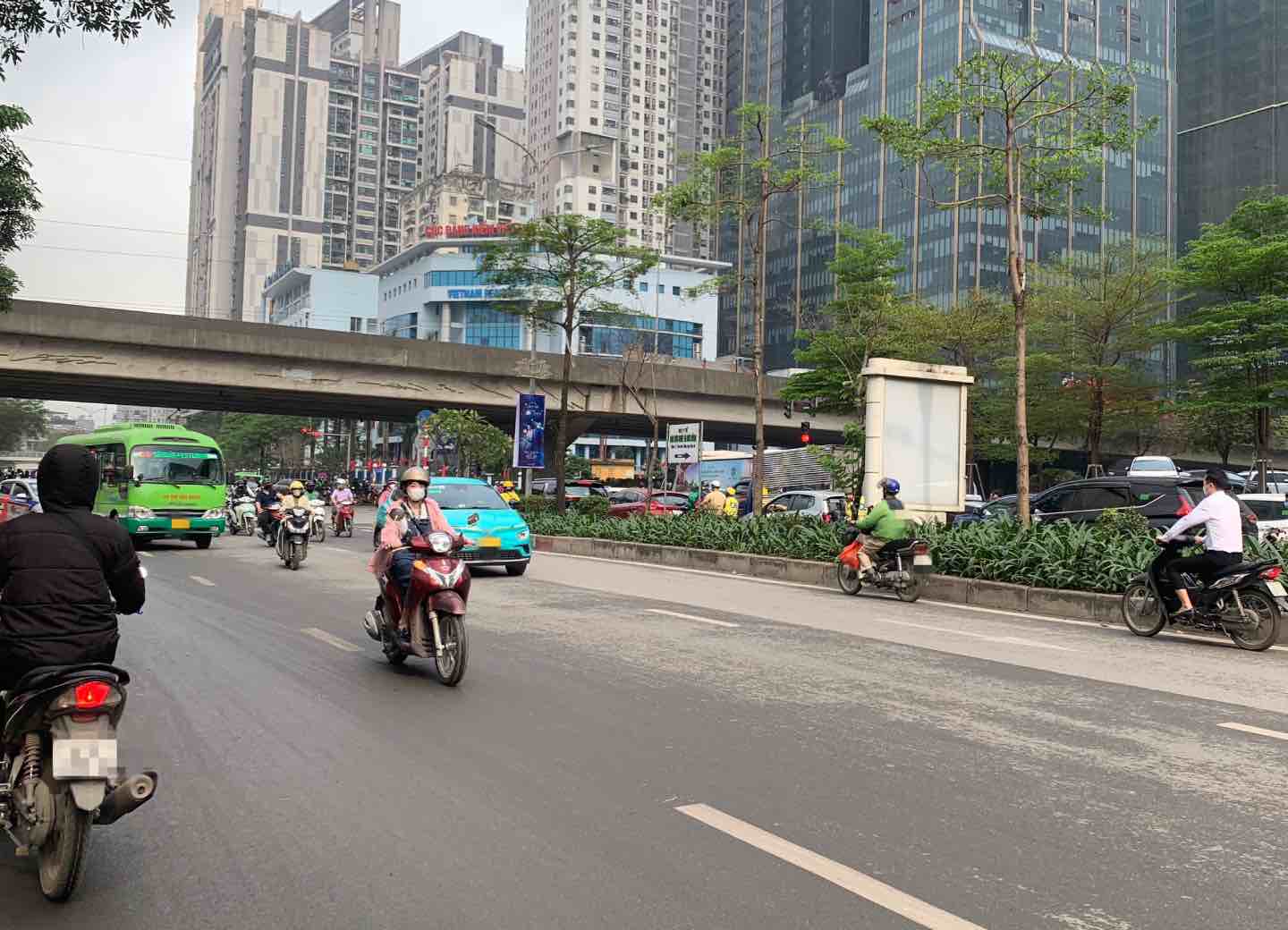 Tại đường Tôn Thất Thuyết (Cầu Giấy, Hà Nội) xuất hiện nhiều xe máy đi ngược chiều, gây hỗn loạn giao thông. Ảnh: Nhật Minh