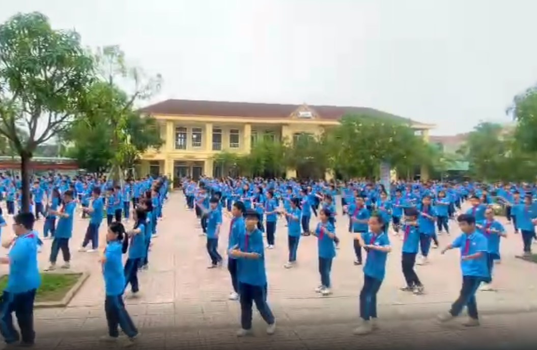 Học sinh trường THCS Lê Bình trong bộ đồng phục thể dục tham gia đồng diễn. Ảnh cắt từ clip.