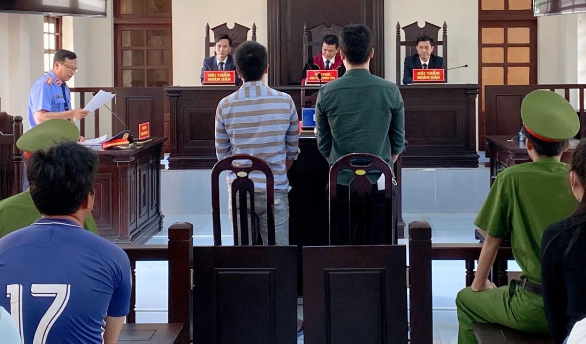 2 bị cáo tại phiên tòa xét xử. Ảnh: VKS Phú Quý
