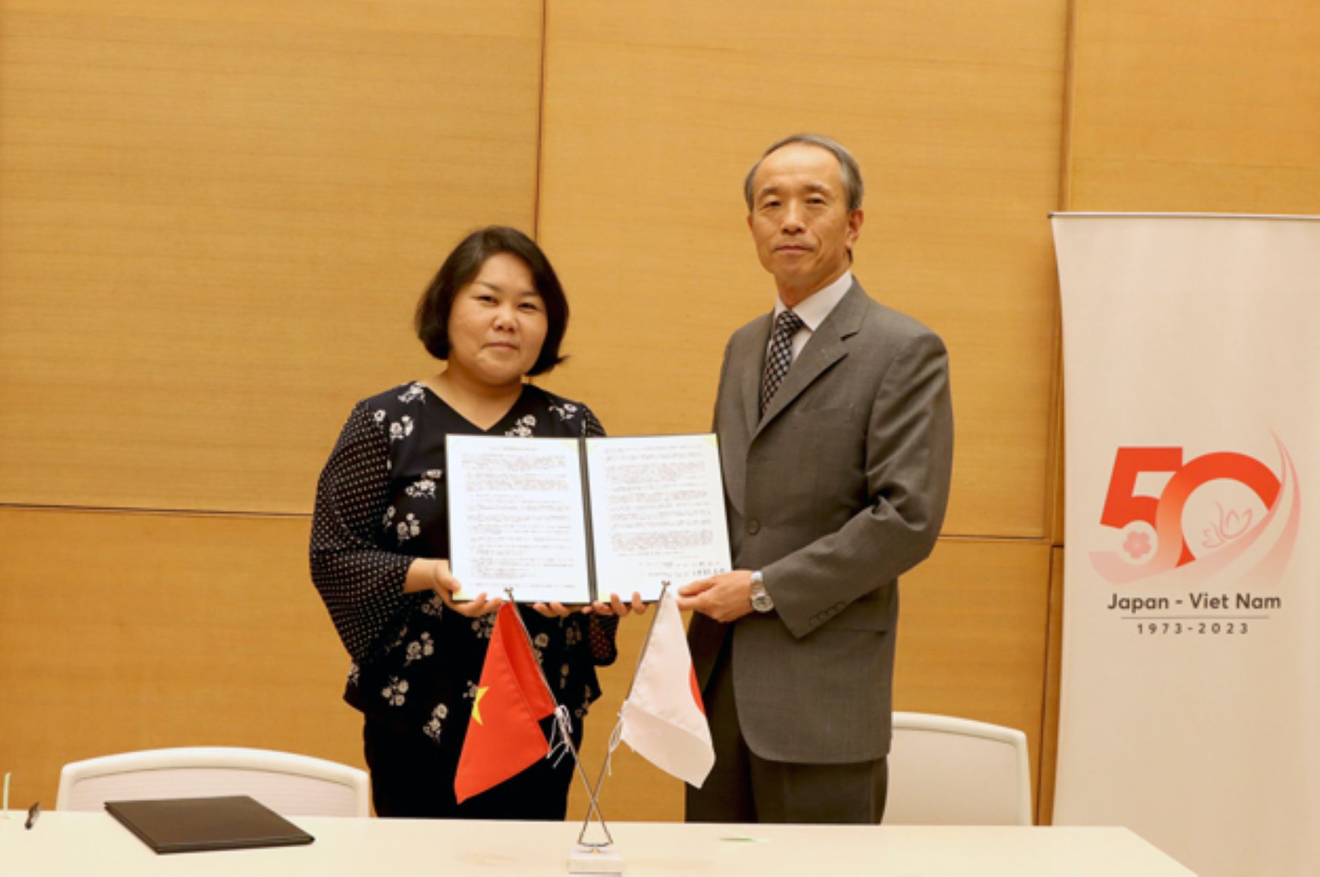 Ông Ono Masuo - Tổng Lãnh sự Nhật Bản tại TP Hồ Chí Minh và bà Ino Mayu - Trưởng đại diện Tổ chức Seed to Table ký kết hợp đồng viện trợ của Chính phủ Nhật Bản giúp Đồng Tháp phát triển Dự án nông nghiệp hữu cơ. Ảnh: Nguyệt Ánh