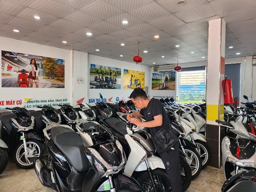 Cửa hàng  kinh doanh xe máy cũ của Vũ Tiến Dương tại phố Nguyễn Khánh Toàn, Cầu Giấy Hà Nội. Ảnh: Minh Hạnh