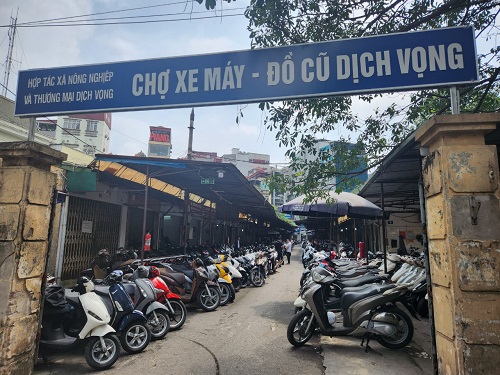 Chợ xe máy cũ Dịch Vọng vắng khách. Ảnh: Minh Hạnh chụp 11 giờ ngày 25.3