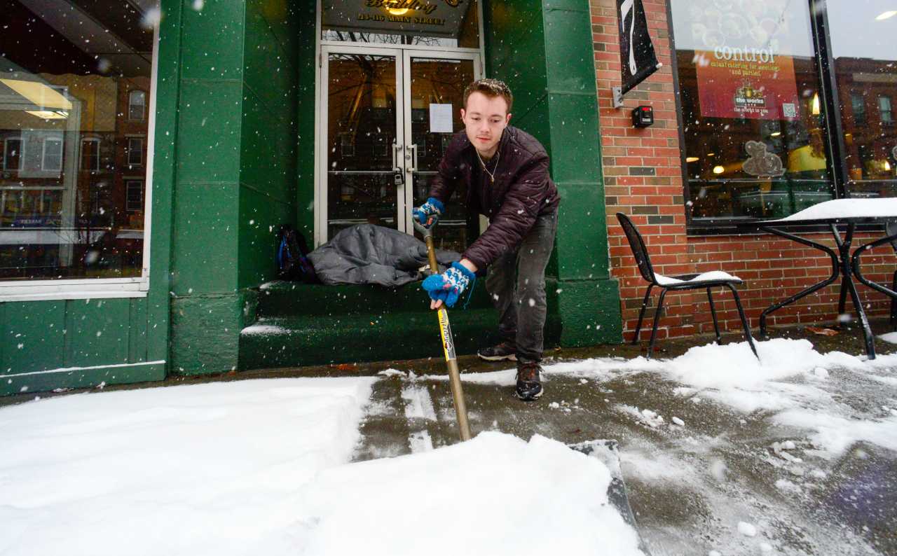 Dọn tuyết ở Brattleboro, bang Vermont, Mỹ, ngày 23.3.2024. Ảnh: AP