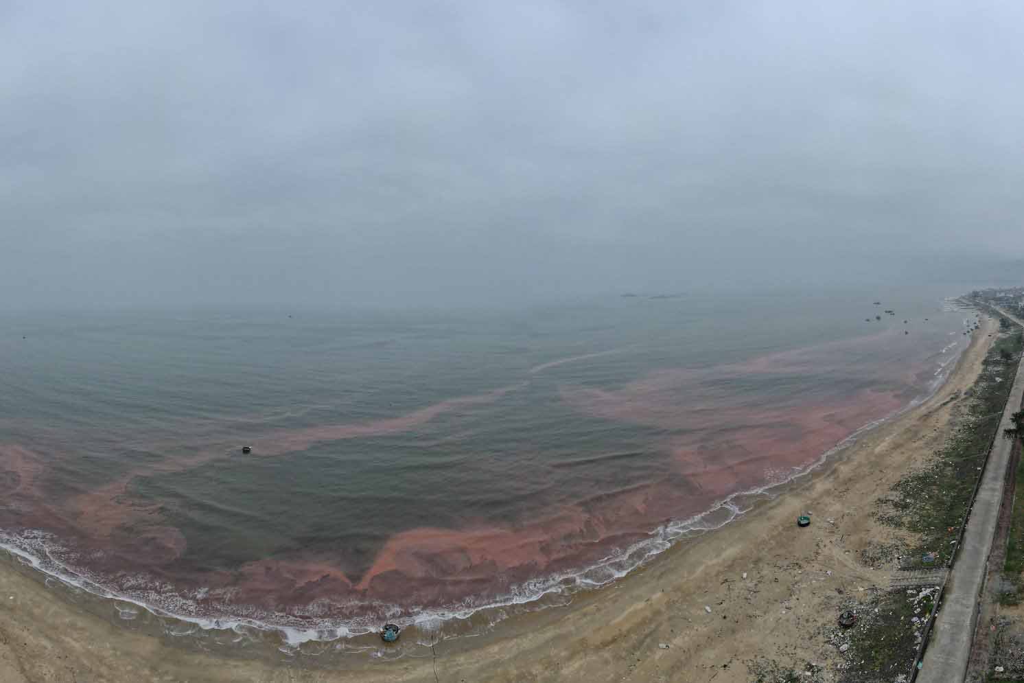 Khu vực nước biển có màu đỏ là xã Cẩm Nhượng gần với bãi tắm Thiên Cầm. Ảnh: Trần Tuấn.