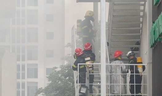 Lực lượng chức năng tập trung dập lửa trong một vụ hỏa hoạn xảy ra tại Hà Nội. Ảnh minh hoạ: Tô Thế