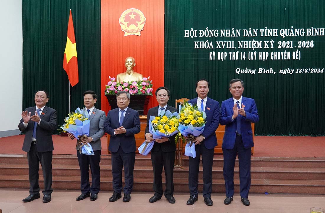 Ông Hoàng Xuân Tân (thứ ba từ phải qua) giữ chức Phó Chủ tịch UBND tỉnh Quảng Bình. Ảnh: quangbinh.gov.vn