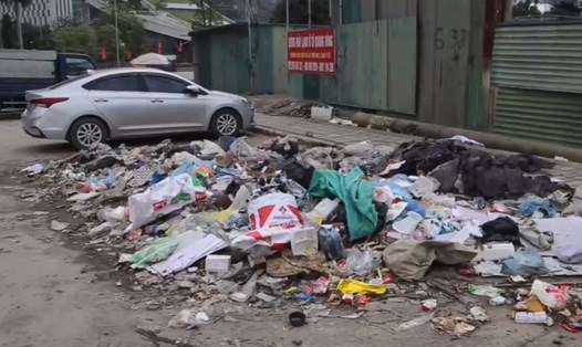 Nhiều bãi rác tự phát gây mất mỹ quan đô thị tại Hà Nội. Ảnh: Cẩm Tú