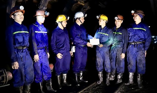 Than Hạ Long tuyên dương 586 thợ mỏ xuất sắc thu nhập cao. Ảnh: CĐ TKV
