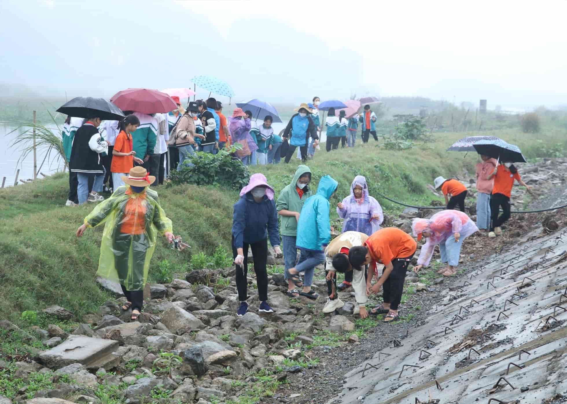  Huyện Gia Viễn (Ninh Bình) tổ chức ra quân tổng vệ sinh môi trường Khu du lịch đầm Vân Long. Ảnh: Nguyễn Trường