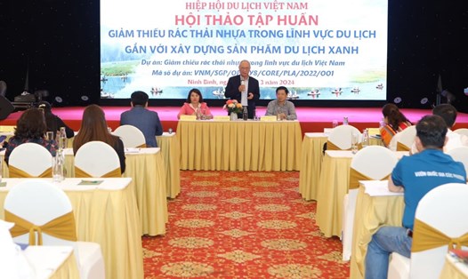 Các đại biểu dự hội thảo tập huấn giảm thiểu rác thải nhựa trong lĩnh vực du lịch gắn với xây dựng sản phẩm du lịch xanh tại Ninh Bình. Ảnh: Nguyễn Trường