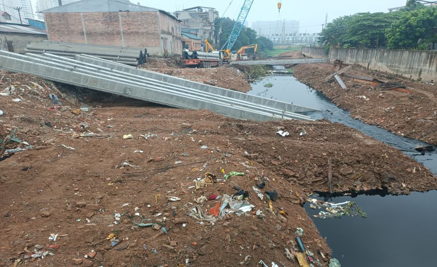 Nhiều đoạn kênh thuộc công trình cải thiện hệ thống tiêu nước khu vực phía Tây TP Hà Nội (trạm bơm tiêu Yên Nghĩa) vẫn còn ngổn ngang. Ảnh: Thu Giang