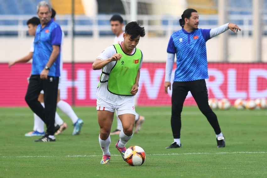 Đáng chú ý, hậu vệ Văn Thanh cũng xuất hiện trong nhóm cầu thủ áo xanh. Không ngoại trừ khả năng cầu thủ sinh năm 1996 sẽ được đá chính thay vị trí của Minh Trọng. 