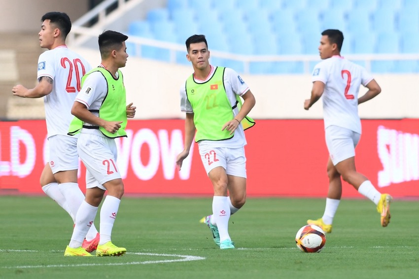 Chiều 25.3, tuyển Việt Nam có buổi tập chính thức trên sân vận động Mỹ Đình trước trận đấu gặp Indonesia tại lượt về vòng loại thứ 2 World Cup 2026. Huấn luyện viên Troussier tiếp tục chia đội hình thành 2 nhóm nhỏ để tập luyện đối kháng. 