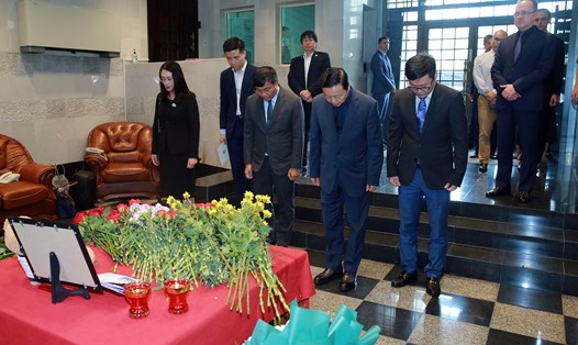 Phó Thủ tướng Chính phủ Trần Hồng Hà tưởng niệm các nạn nhân trong vụ tấn công khủng bố tại Trung tâm thương mại Crocus City Hall, Mátxcơva, Liên bang Nga. Ảnh: Minh Khôi/VGP