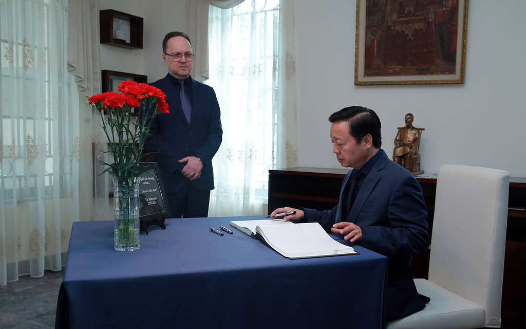 Thủ tướng Chính phủ Trần Hồng Hà ghi sổ tang tại Đại sứ quán Nga. Ảnh: Minh Khôi/VGP