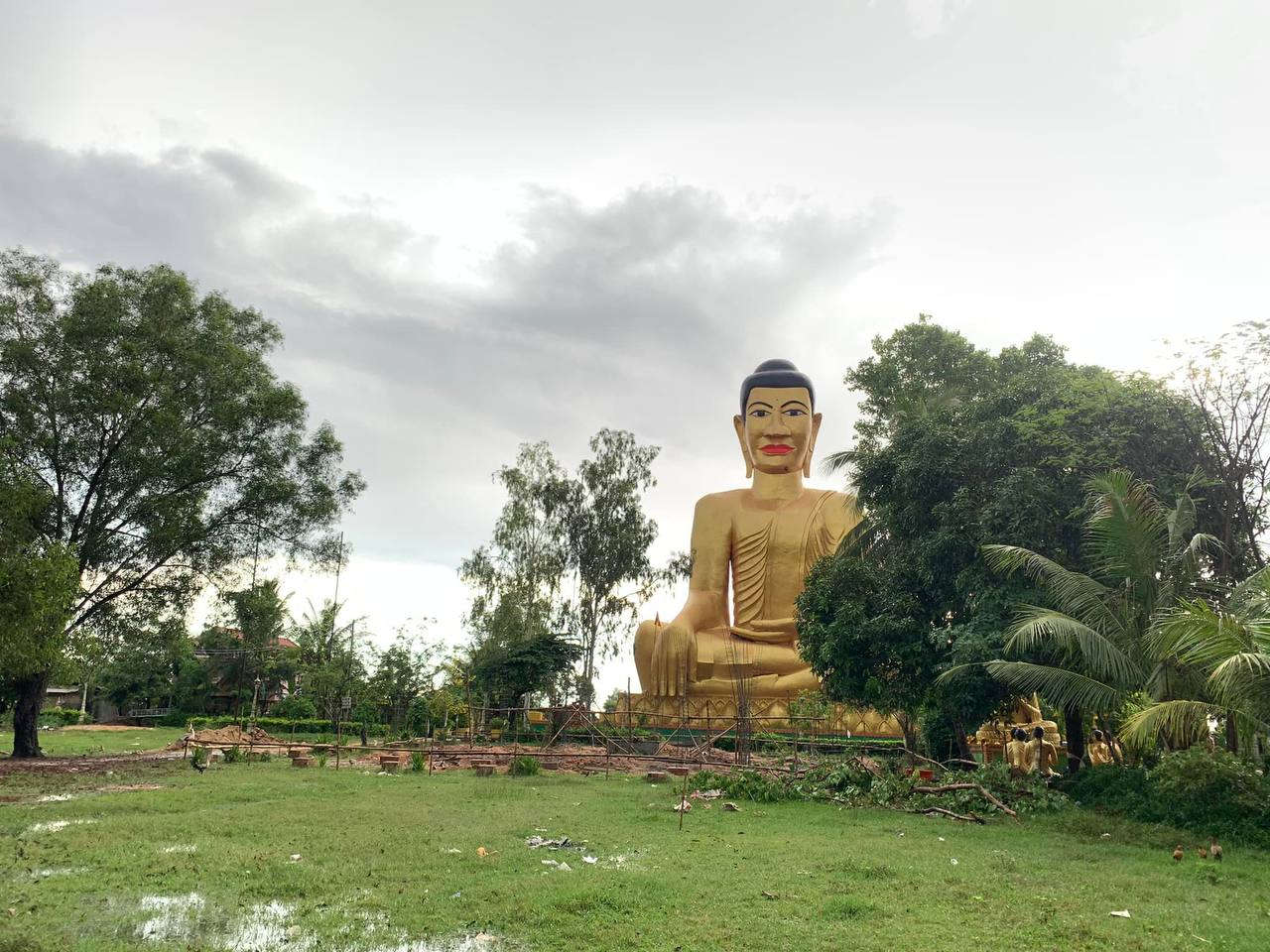 Tượng Phật ban đầu có hình dạng khá kỳ lạ, khiến cộng đồng mạng Campuchia chỉ trích. Ảnh: KBN News