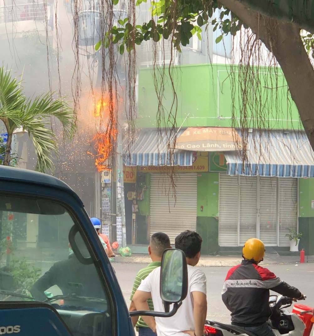 Hiện trường sự cố cháy trụ điện trên đường Trương Vĩnh Ký (quận Tân Phú) khiến nhiều hộ dân xung quanh bị mất điện. Ảnh: Người dân cung cấp