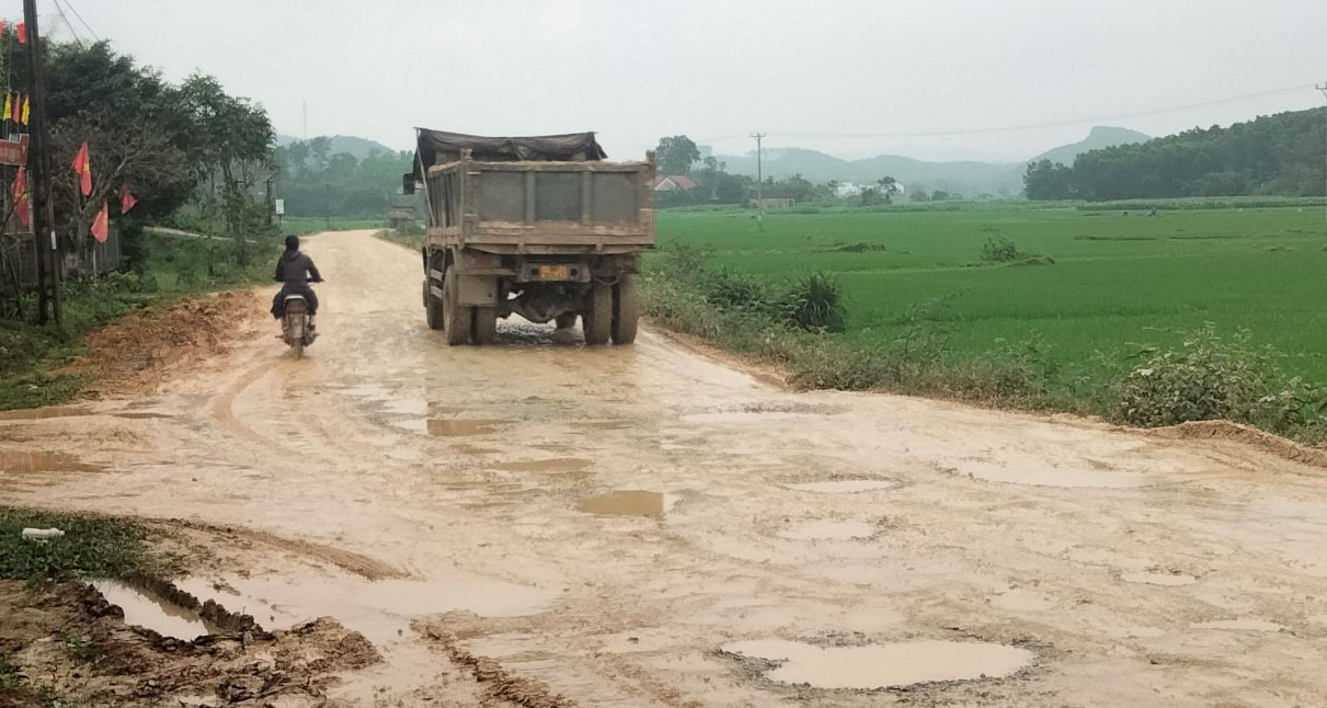Chưa thể nâng cấp tuyến đường liên huyện Hương Sơn - Vũ Quang vì thiếu kinh phí. Ảnh Sỹ Thông