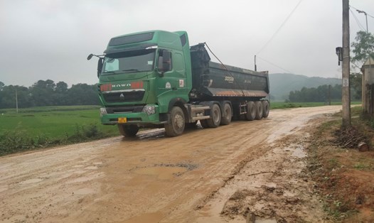 Đường Bình Thủy Mai nối huyện Hương Sơn và huyện Vũ Quang (Hà Tĩnh) xuống cấp nghiêm trọng. Ảnh: Sỹ Thông