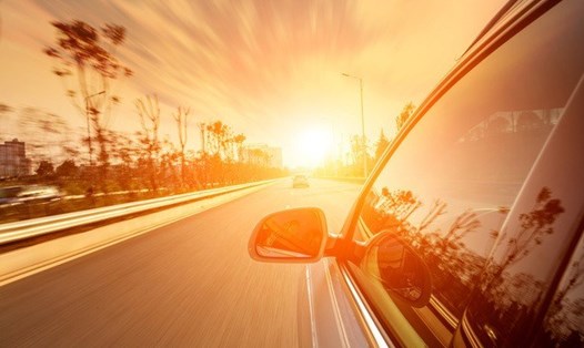 Có nhiều biện pháp để đảm bảo an toàn và bảo vệ sức khoẻ khi lái xe dưới trời nắng nóng. Ảnh: HA
