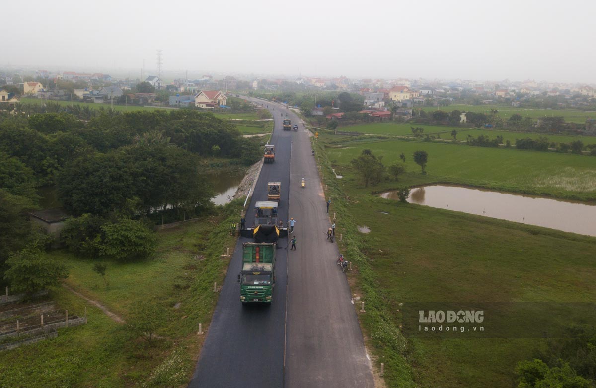 xã Giao Xuân (huyện Giao Thủy) đang tiến hành thảm nốt lớp mặt C12.5 đoạn km10 đến km12 