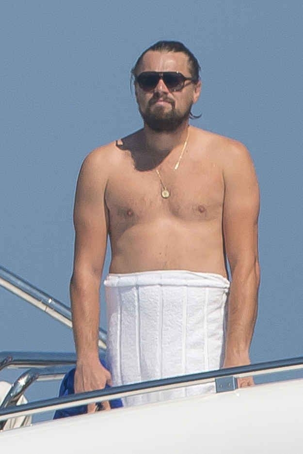 Leonardo DiCaprio tuổi trung niên thường phải đối diện với những bức ảnh thừa cân, ngoại hình khác xa với chính anh thời trẻ. Ảnh: AFP