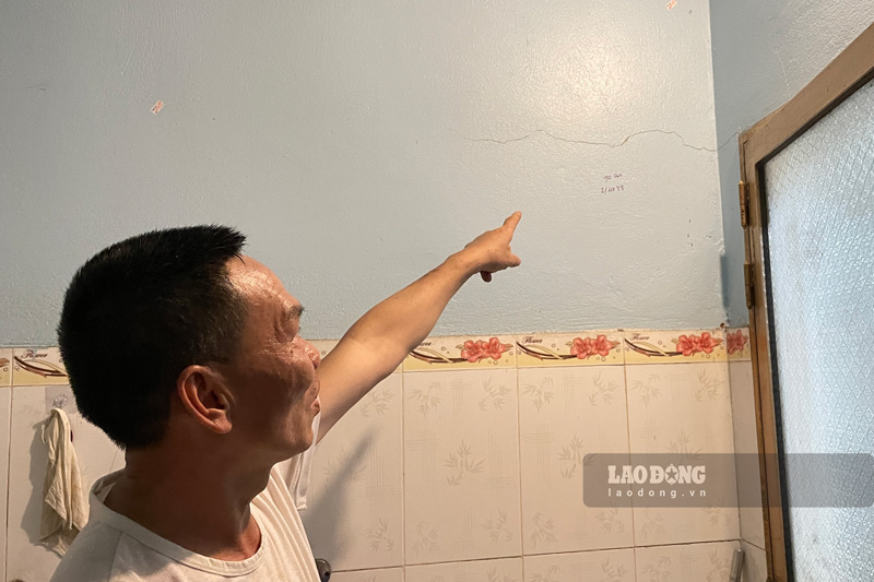 Trong ngôi nhà của gia đình ông Phùng Văn Hương, không khó để bắt gặp hàng chục vết nứt trên tường nhà. Ảnh: Đinh Đại