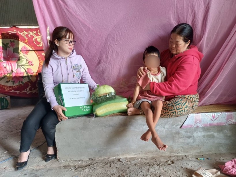 Bà Trần Thị Thúy Cầm, Phó Chủ tịch Hội LHPN thị trấn Thứ Ba đến thăm và trao nhu yếu phẩm cho chị Út. Ảnh: Xuân Nhi