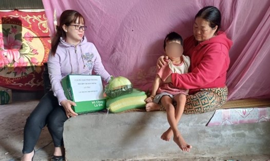 Bà Trần Thị Thúy Cầm, Phó Chủ tịch Hội LHPN thị trấn Thứ Ba đến thăm và trao nhu yếu phẩm cho chị Út. Ảnh: Xuân Nhi