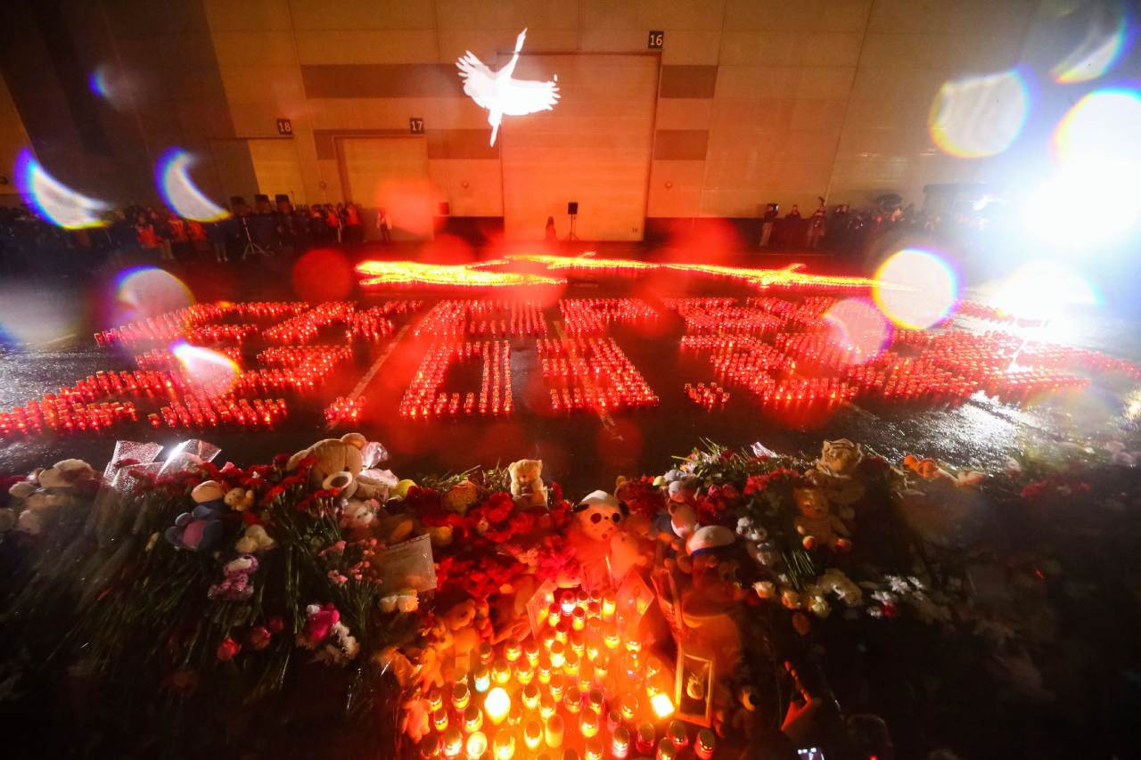 Đài tưởng niệm tạm thời các nạn nhân vụ khủng bố Crocus City Hall ngày 25.3.2024. Ảnh: AP