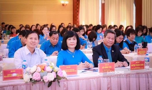 Ông Huỳnh Thanh Xuân - Phó Chủ tịch Tổng LĐLĐVN (bên phải) dự hội nghị. Ảnh: Hải Nguyễn