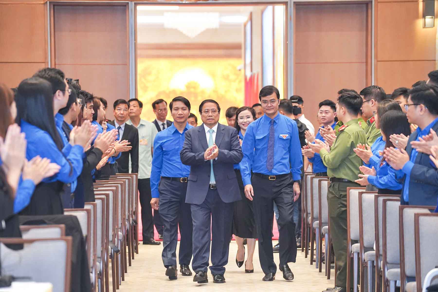 Thủ tướng Chính phủ Phạm Minh Chính đến dự chương trình gặp mặt và đối thoại với thanh niên nhân dịp kỷ niệm 93 năm Ngày thành lập Đoàn Thanh niên Cộng sản Hồ Chí Minh. Ảnh: VGP