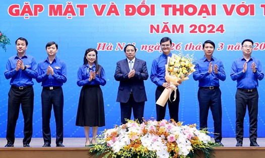 Thủ tướng Chính phủ Phạm Minh Chính chúc mừng Ban Bí thư Trung ương Đoàn. Ảnh: Nhật Bắc

