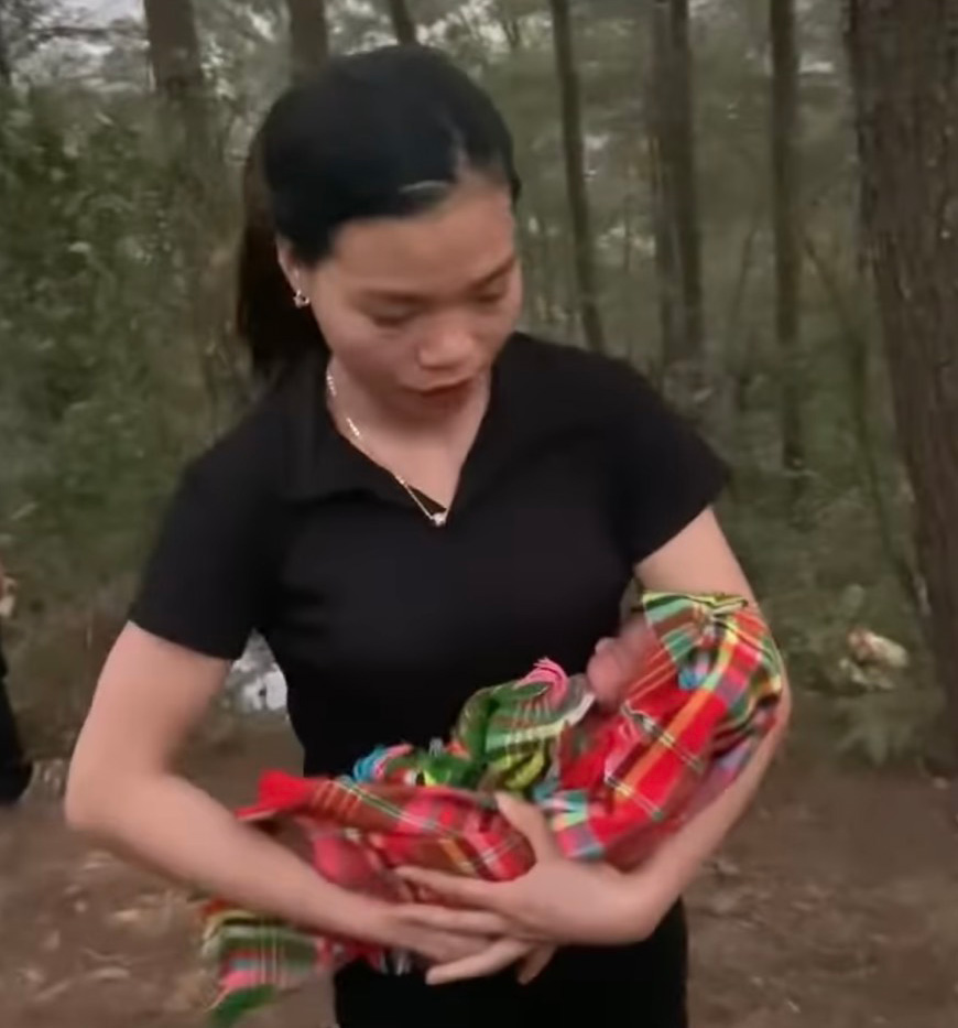 Một bé gái sơ sinh bị bỏ lại tại bìa rừng xã Bản Công, huyện Trạm Tấu. Ảnh cắt từ video.