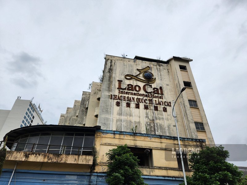 Sau khi xây dựng khách sạn mới đẳng cấp 5 sao, công trình cũ tại phường Duyên Hải bị chủ đầu tư bỏ không, cỏ mọc. Ảnh: Tân Văn.