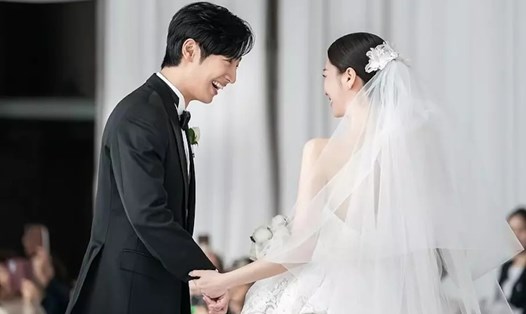 Lee Sang Yeob và vợ tại lễ cưới. Ảnh: Instagram