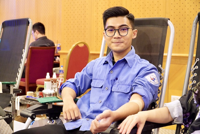 anh Lê Tuấn Anh, cán bộ trung tâm đăng kiểm 29.06V (Hà Nội) tham gia hiến máu