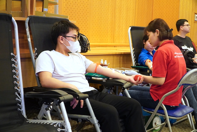 Nhiều người dân, sinh viên tham gia hiến máu tại chương trình sáng ngày 26.3. Ảnh: Vân Trang