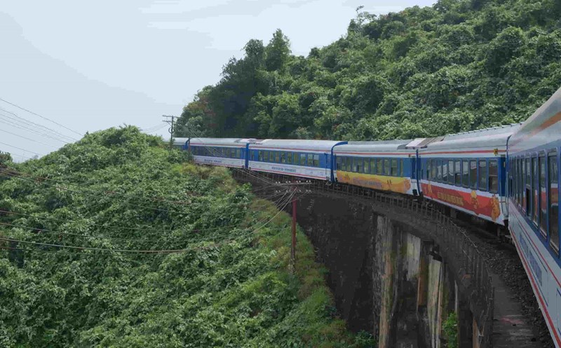 Đoàn tàu du lịch đi qua cung đường sắt đẹp nhất Việt Nam. Ảnh: Phúc Đạt