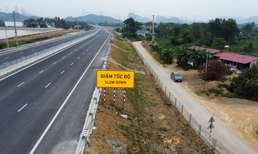 Cử tri đề nghị Bộ GTVT tham mưu thi công đường cao tốc phải đảm bảo 3 làn đường trở lên và quy định tốc độ tối đa cho phương tiện lưu thông trên đường là 100km/h. Ảnh: Xuyên Đông